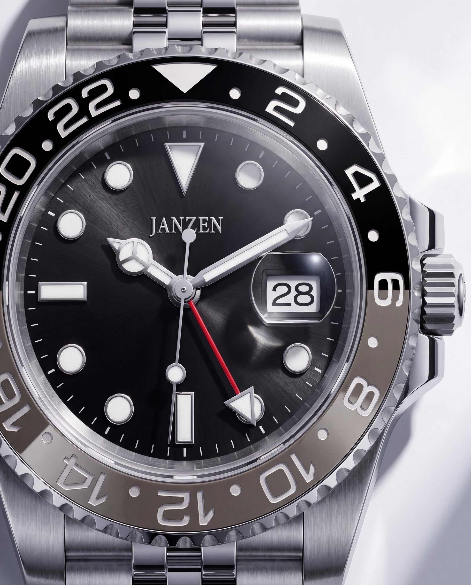 GMT-GRAU - Zifferblatt und Luenette im Detail