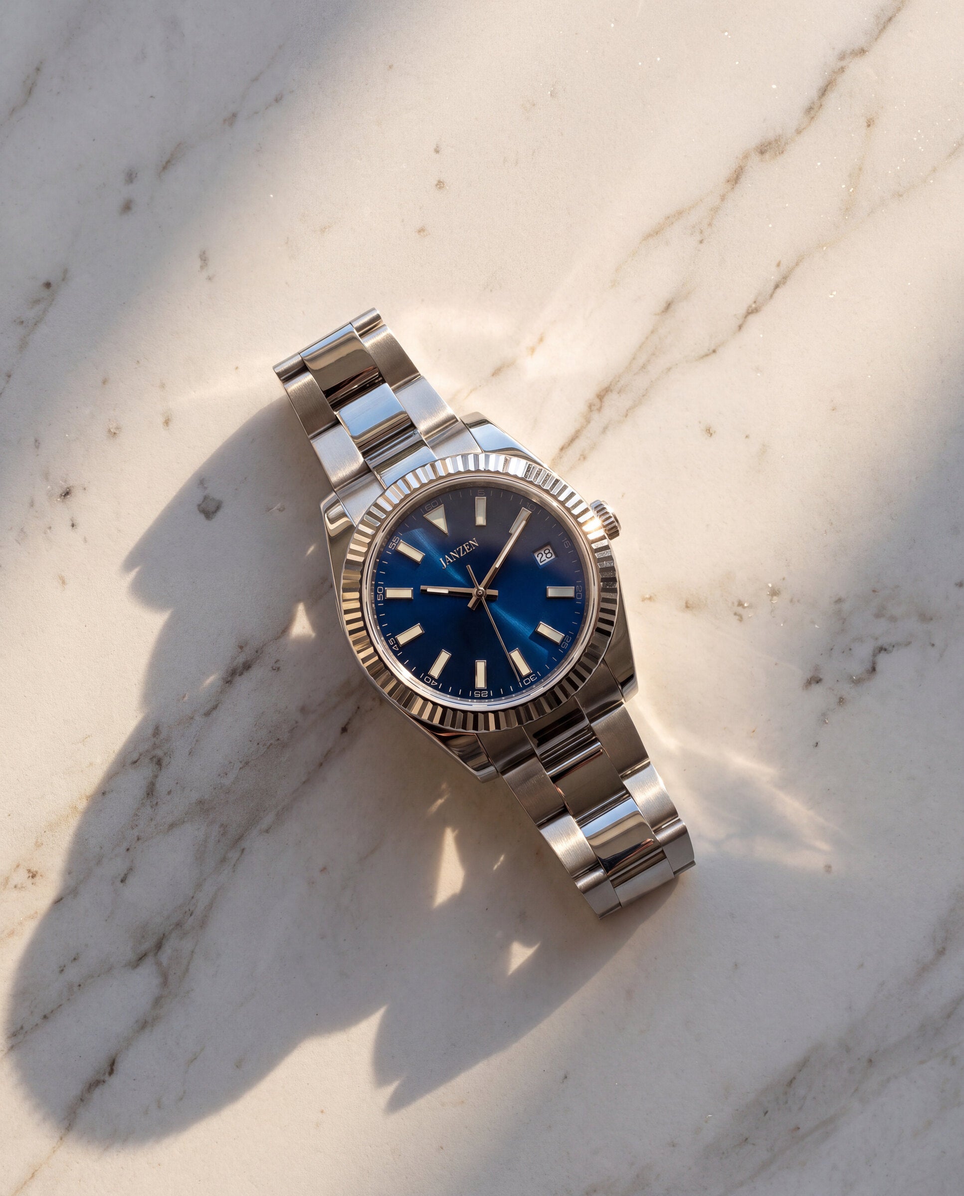 Datejust Oyster - Avantgarde - 40mm Blau — Flatlay auf Marmor (web)