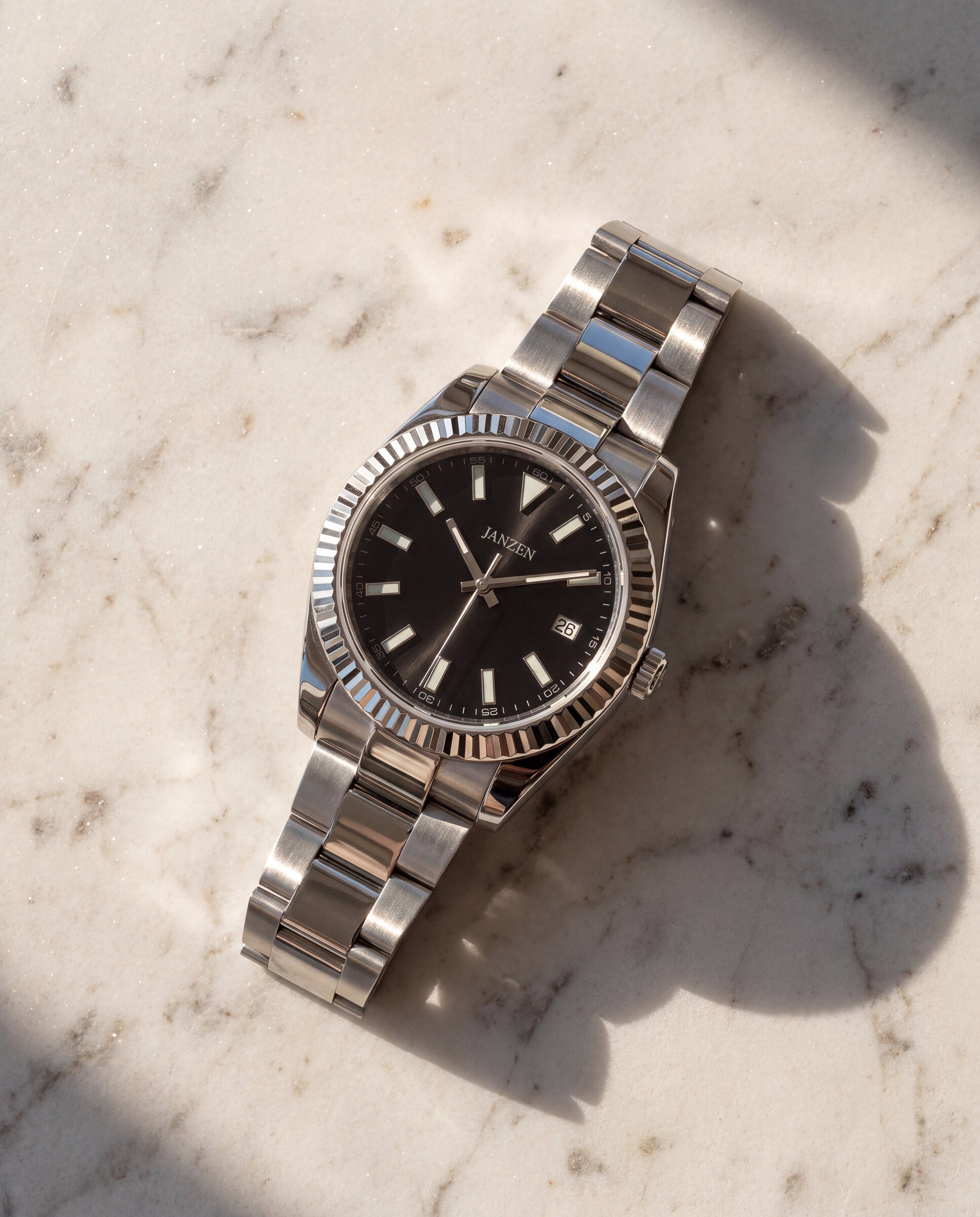 Datejust Oyster - Avantgarde - 40mm Schwarz — Flatlay auf Marmor (web)