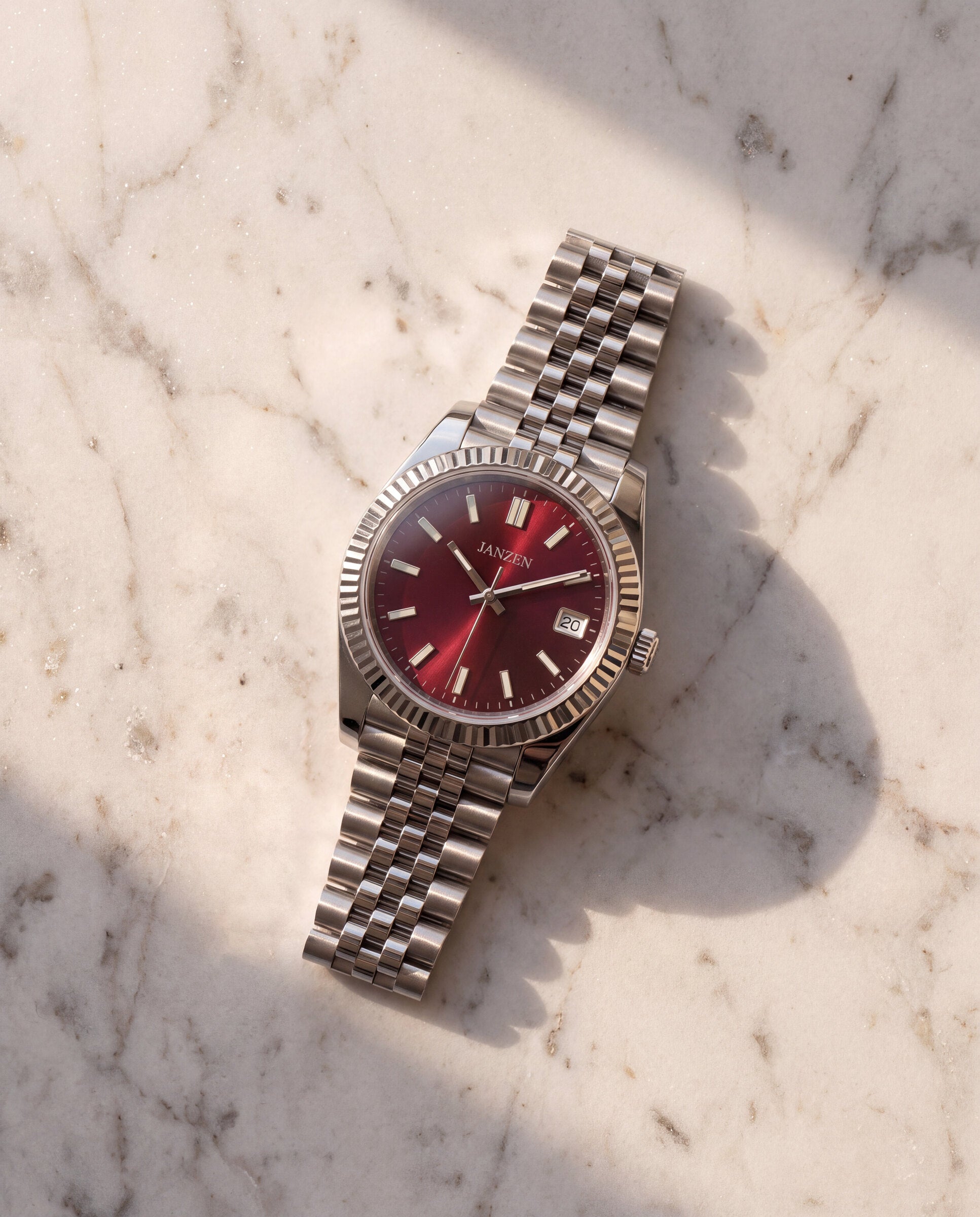 Datejust Jubilee - Sport - 40mm - Rubinrot — Flatlay auf Marmor (web)