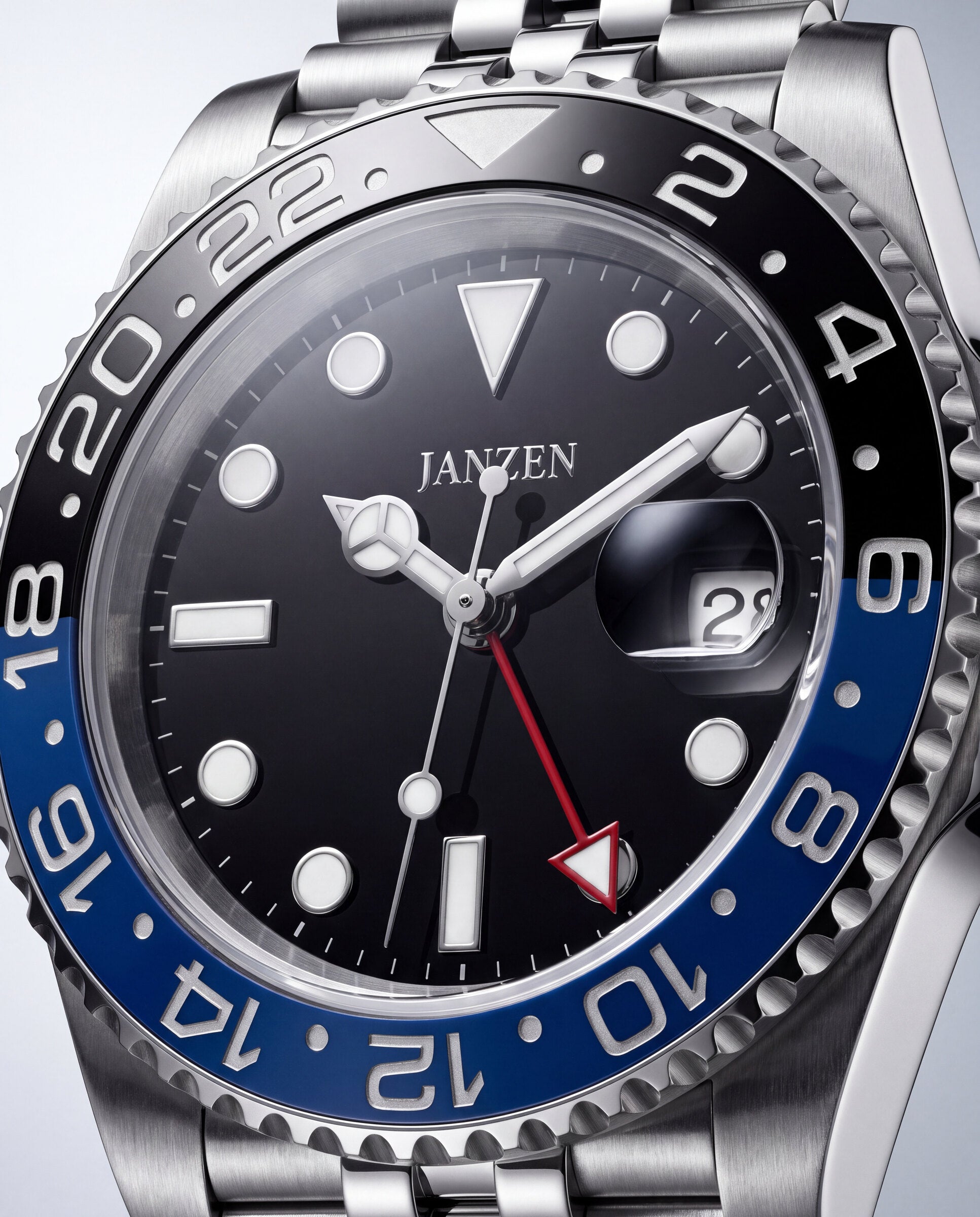 GMT International 40mm Batman — Zifferblatt und Luenette im Detail (web)