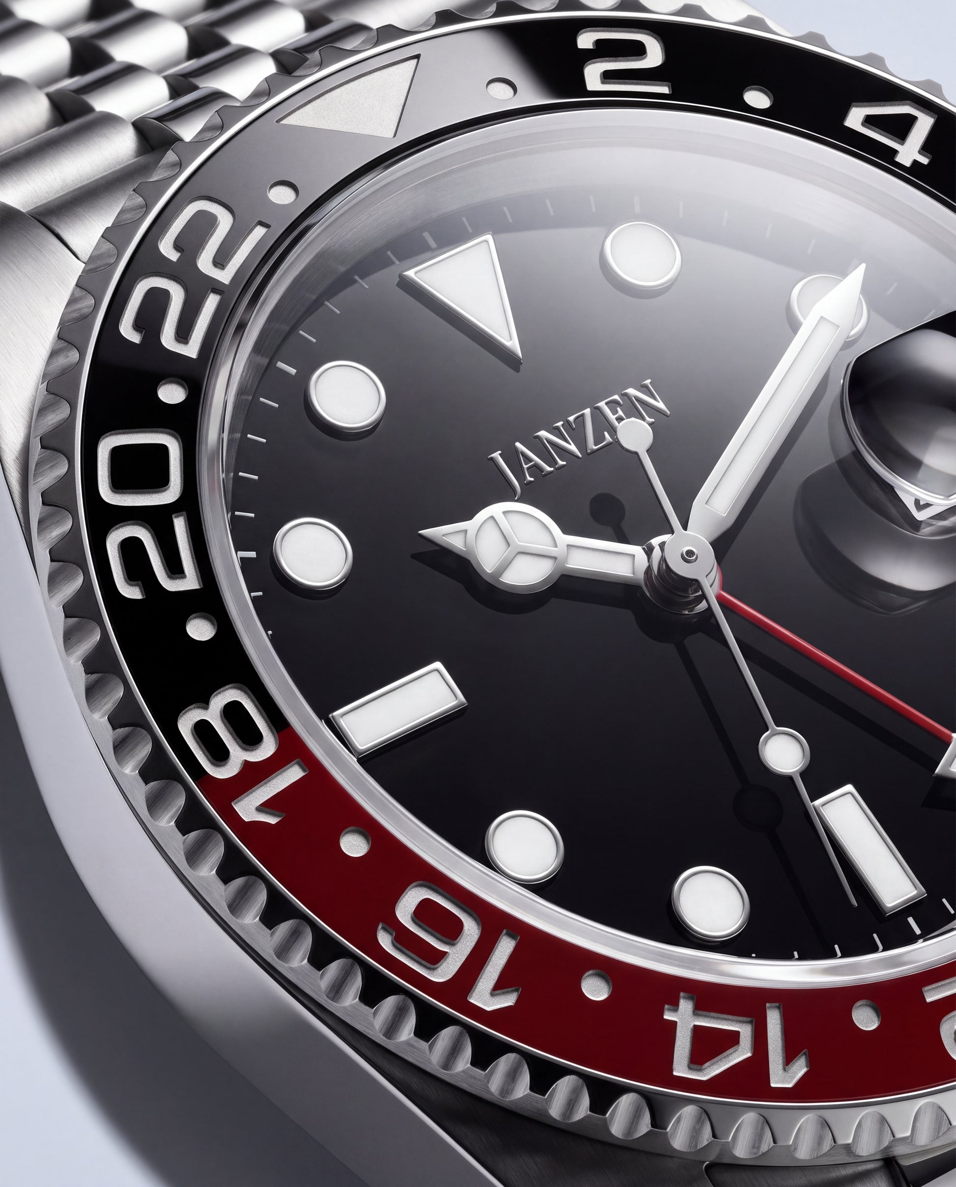 GMT International 40mm Cola — Zifferblatt und Luenette im Detail