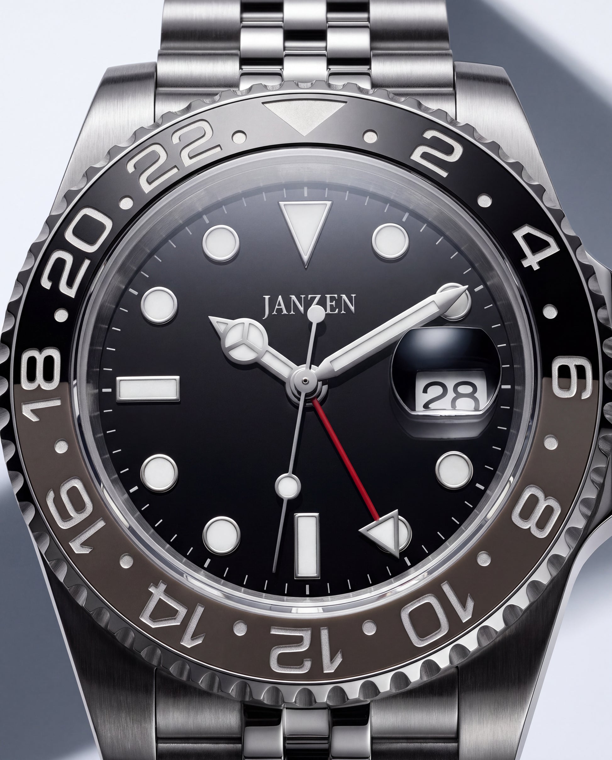 GMT International 40mm Grau — Zifferblatt und Luenette im Detail