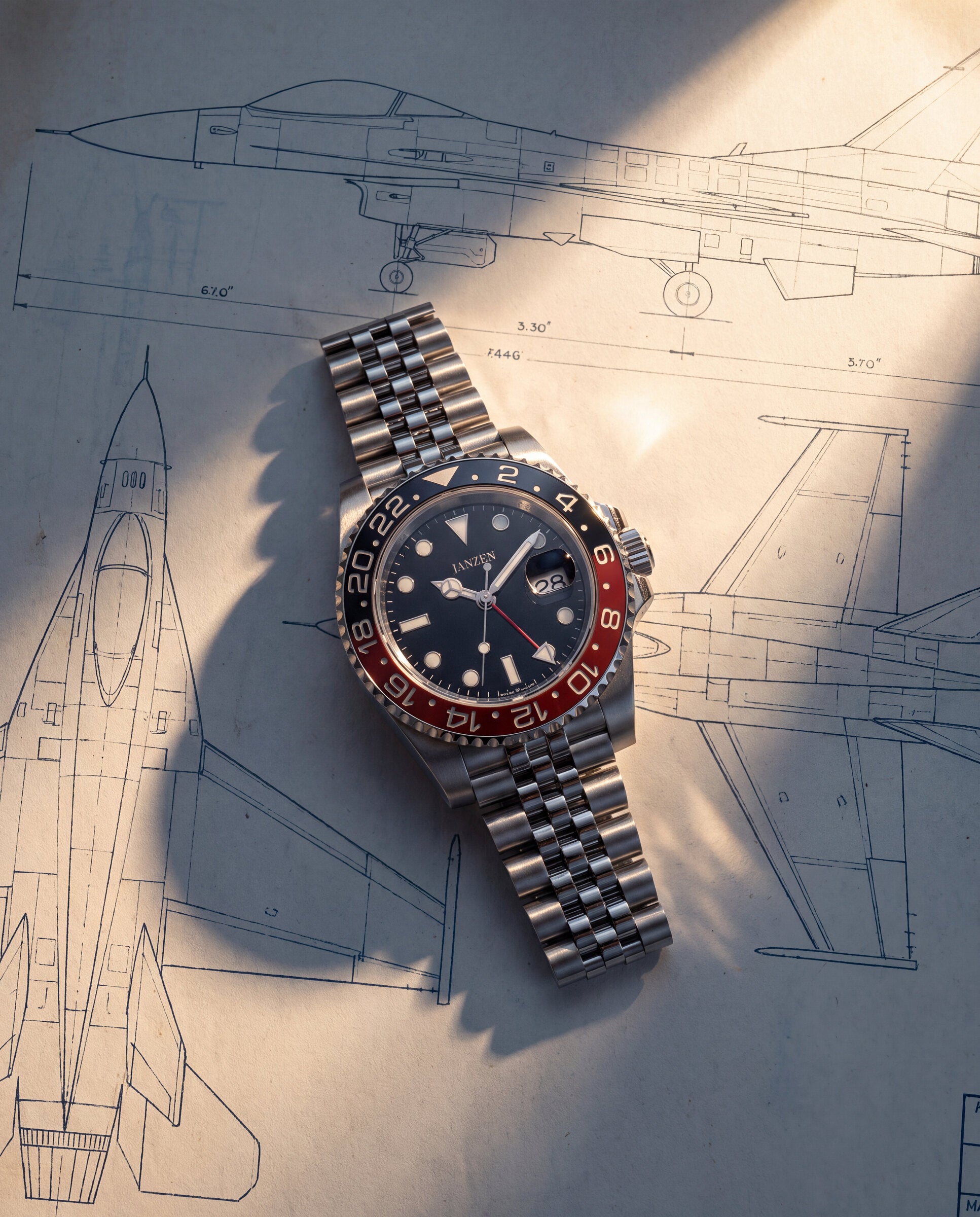GMT International 40mm Cola — Flatlay auf Blaupause (web)