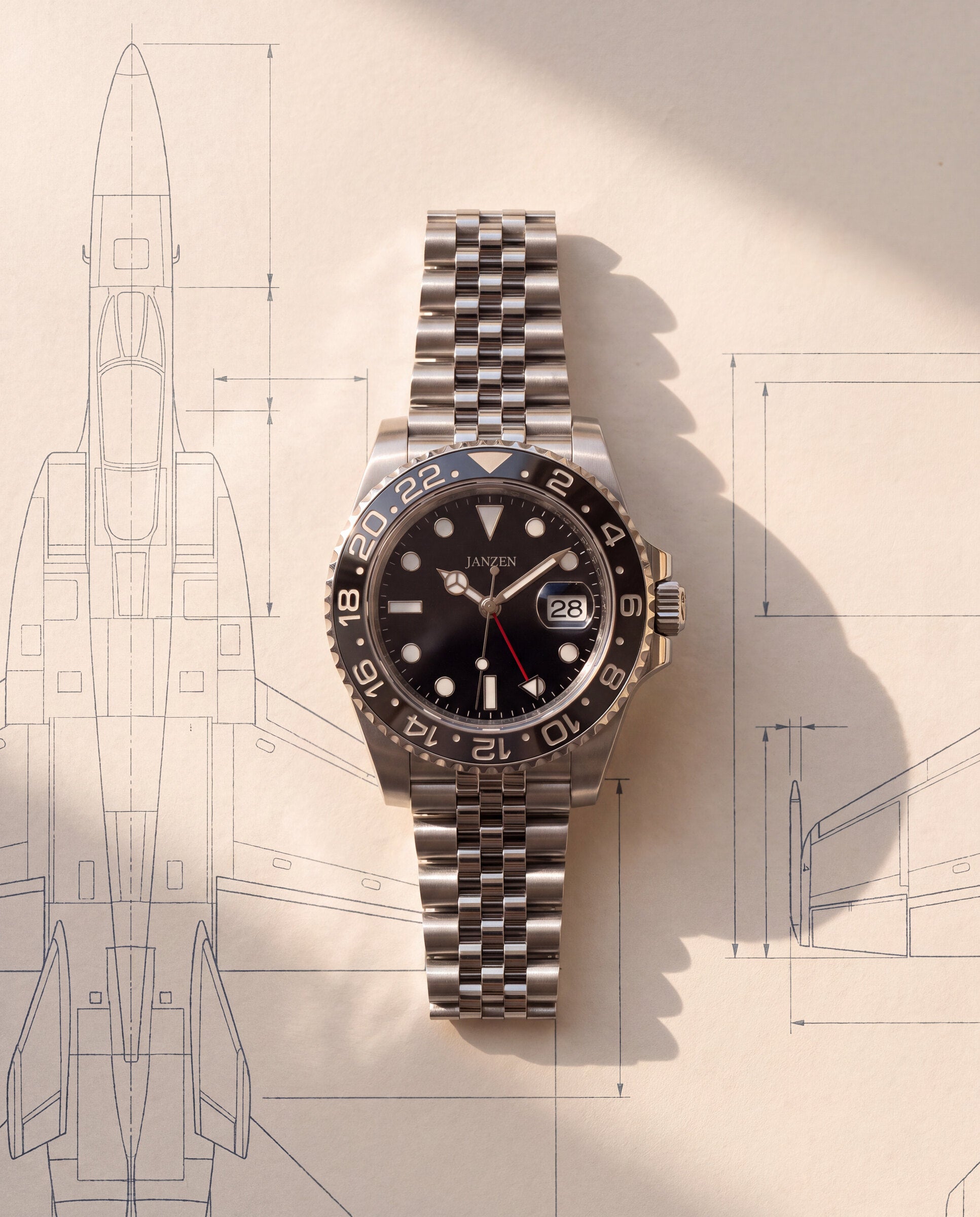 GMT International 40mm Grau — Flatlay auf Blaupause (web)