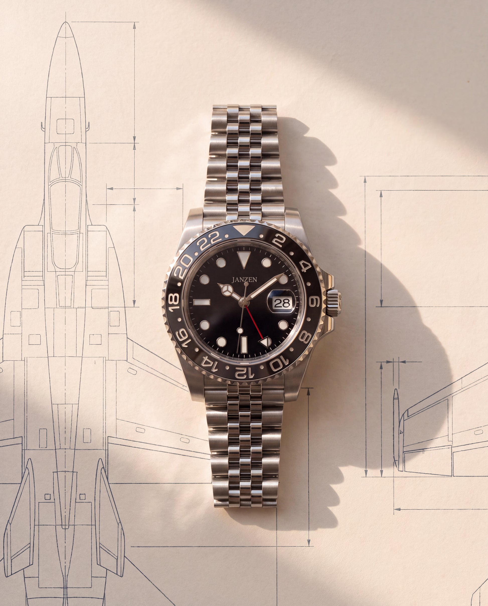 GMT International 40mm Grau — Flatlay auf Blaupause