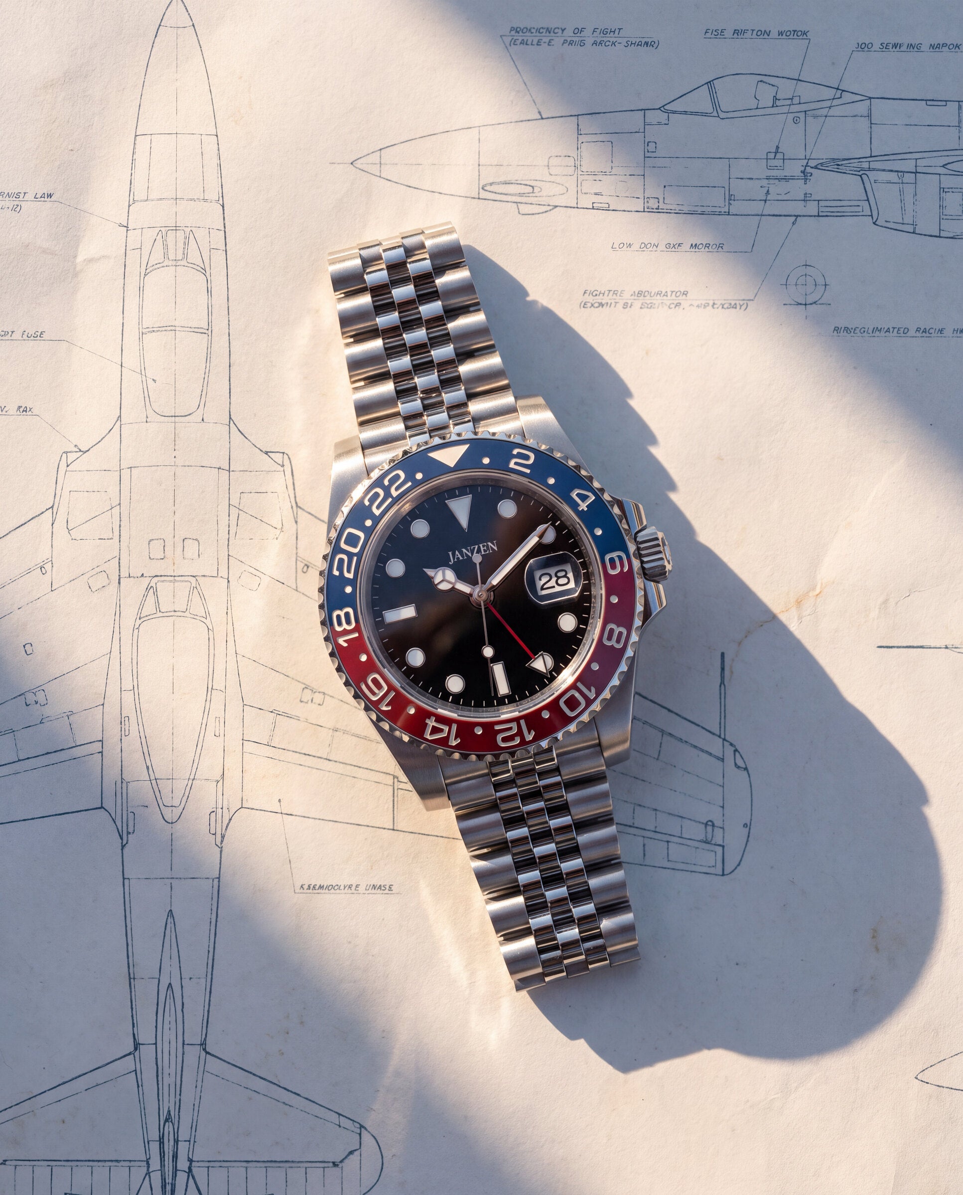 GMT International 40mm Pepsi — Flatlay auf Blaupause (web)