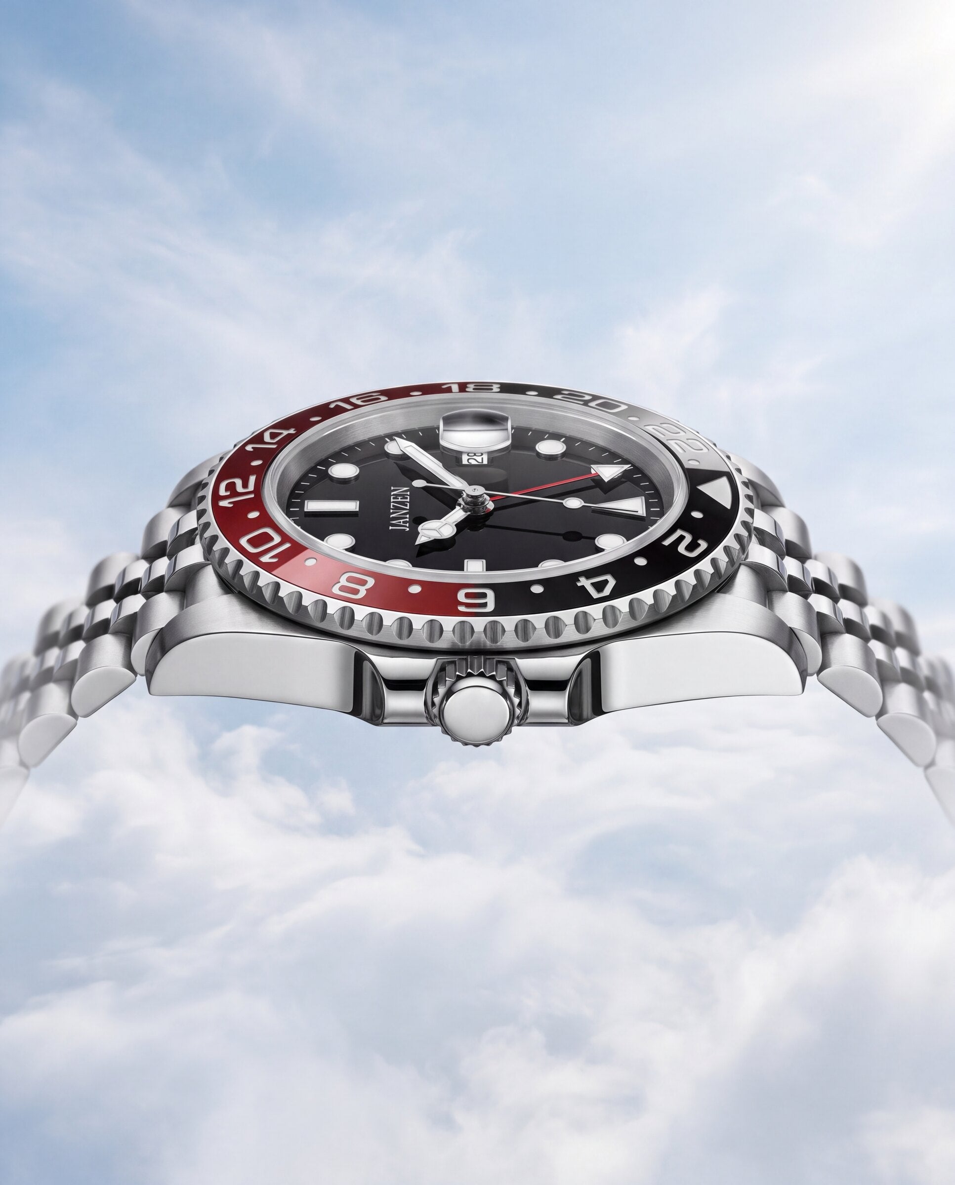 GMT International 40mm Cola — Gehaeuse von der Seite, ueber den Wolken (web)