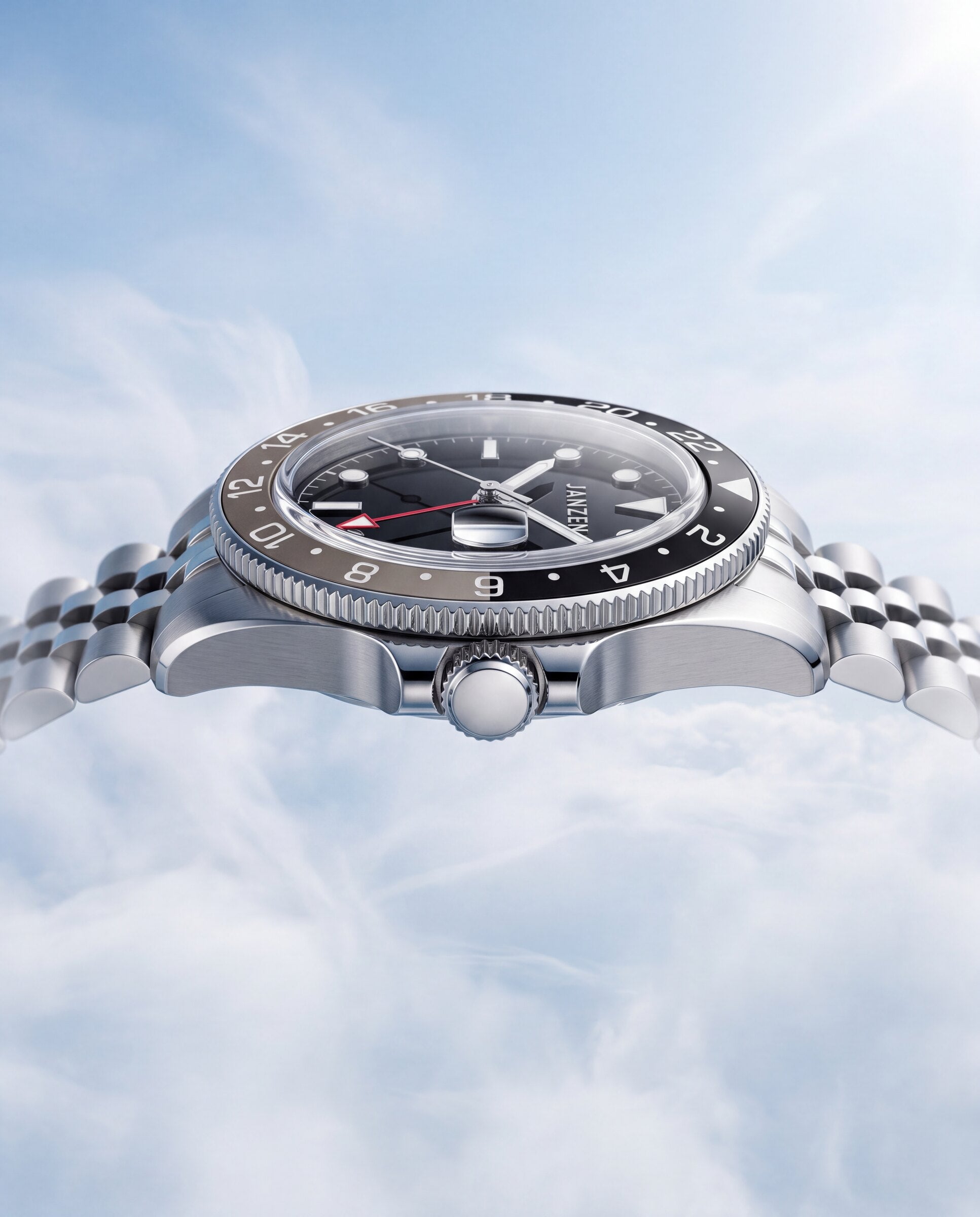 GMT International 40mm Grau — Gehaeuse von der Seite, ueber den Wolken (web)