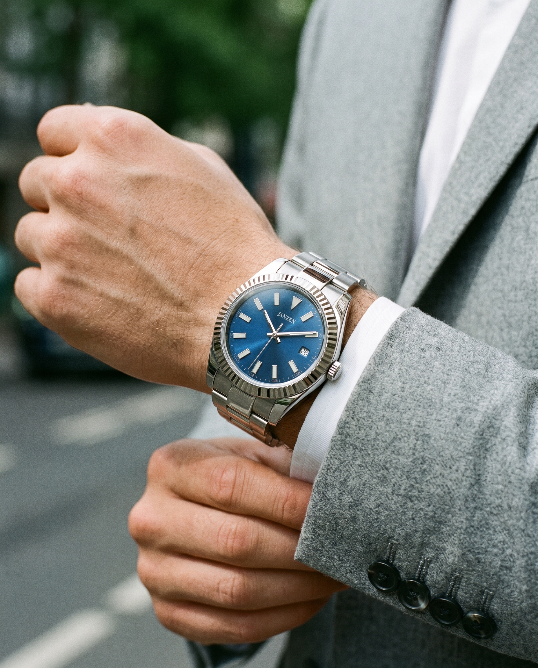Oyster Avantgarde 40mm Blau am Handgelenk, Sakko