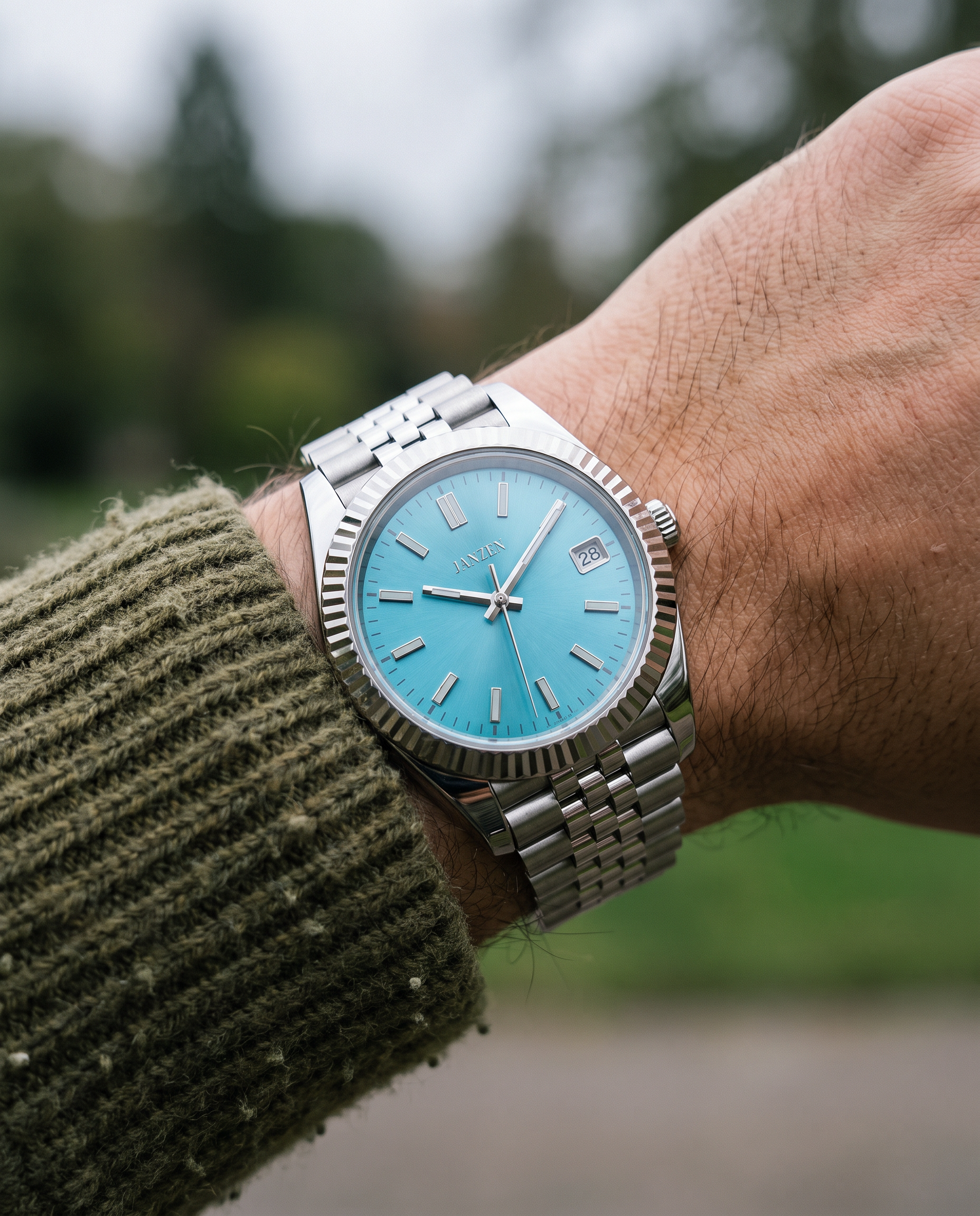 Sport 40mm Tiffany Blue am Handgelenk, Strickpullover