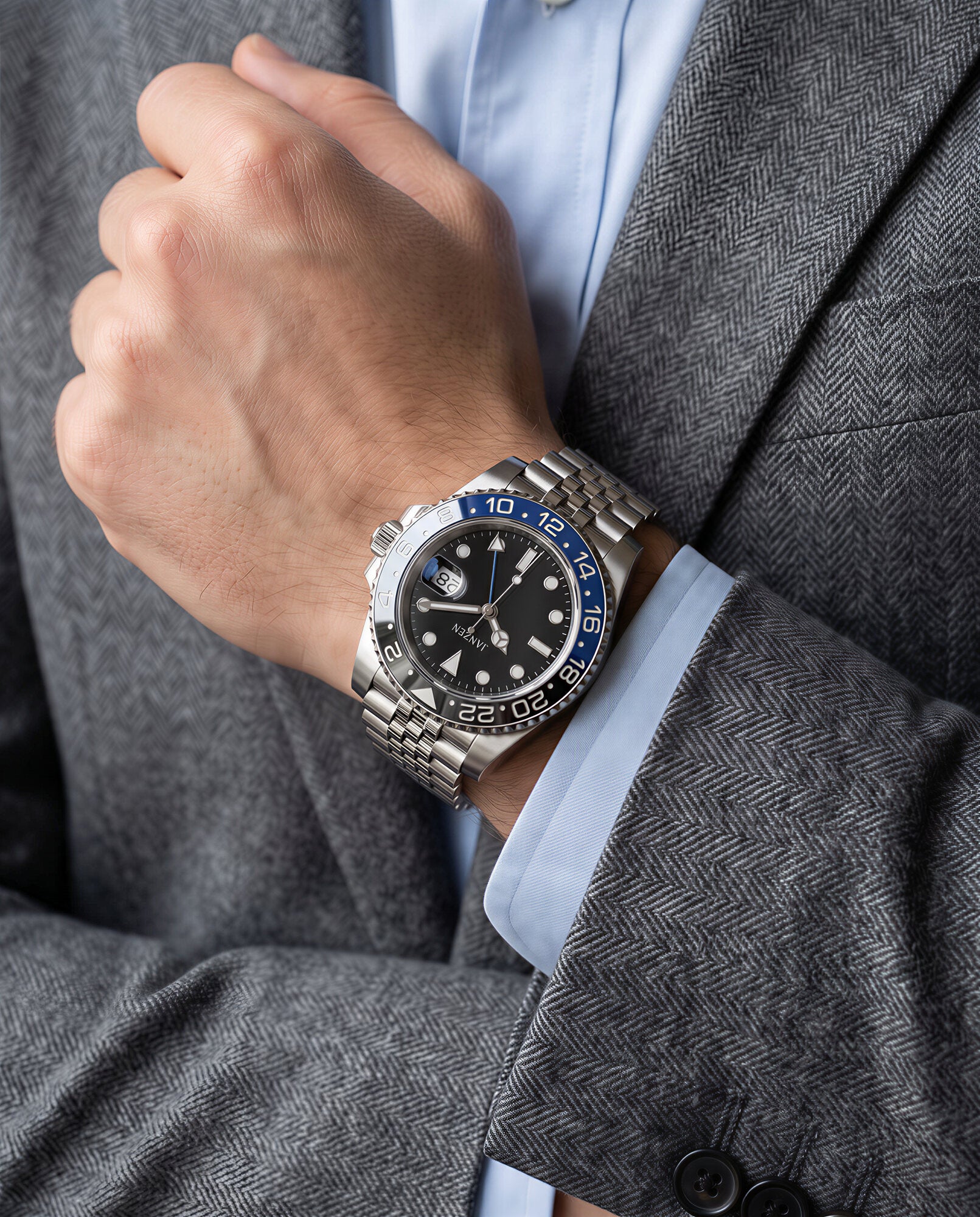 GMT-BATMAN — Wristshot Grauer Anzug (web)