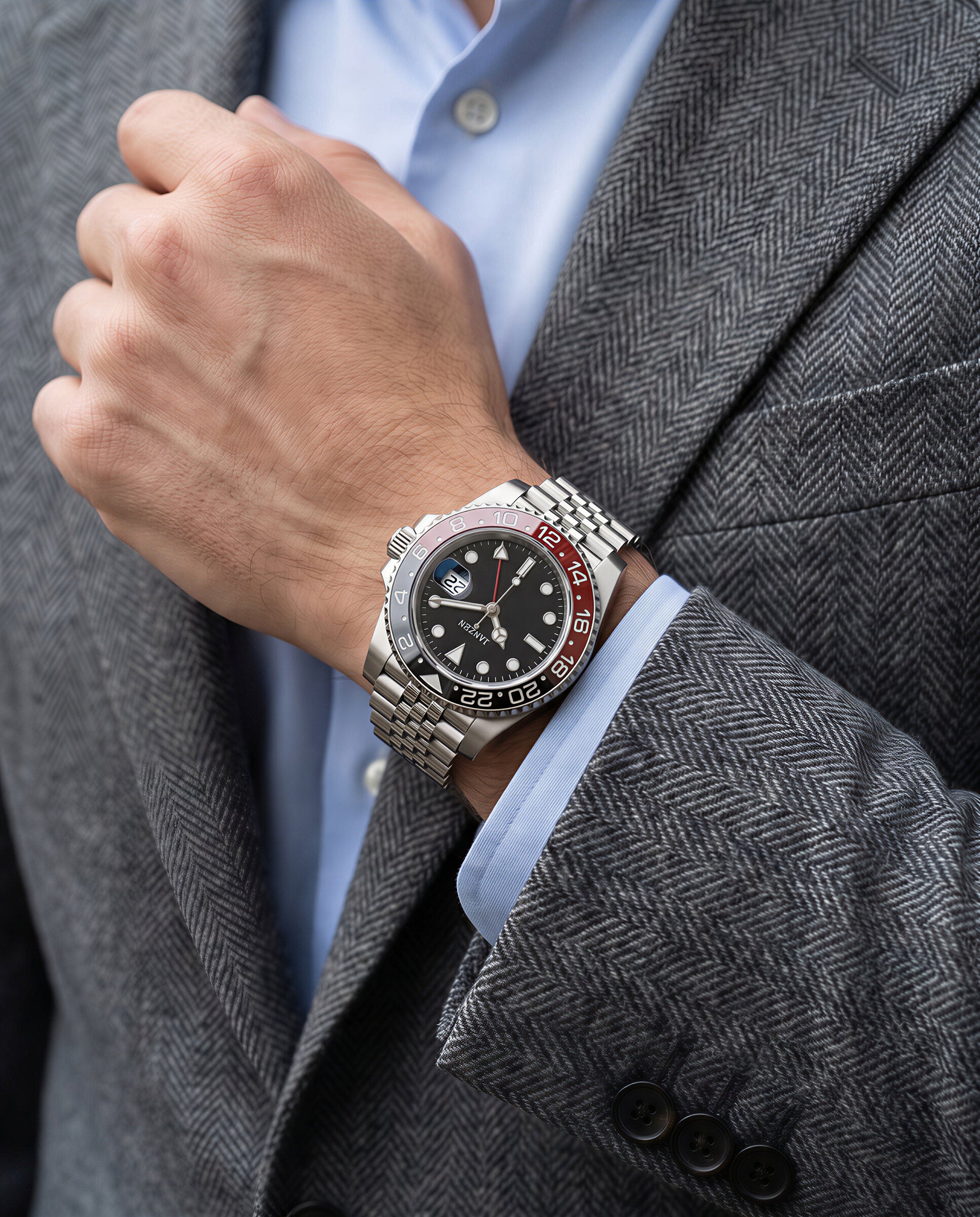 GMT-COLA — Wristshot Grauer Anzug (web)