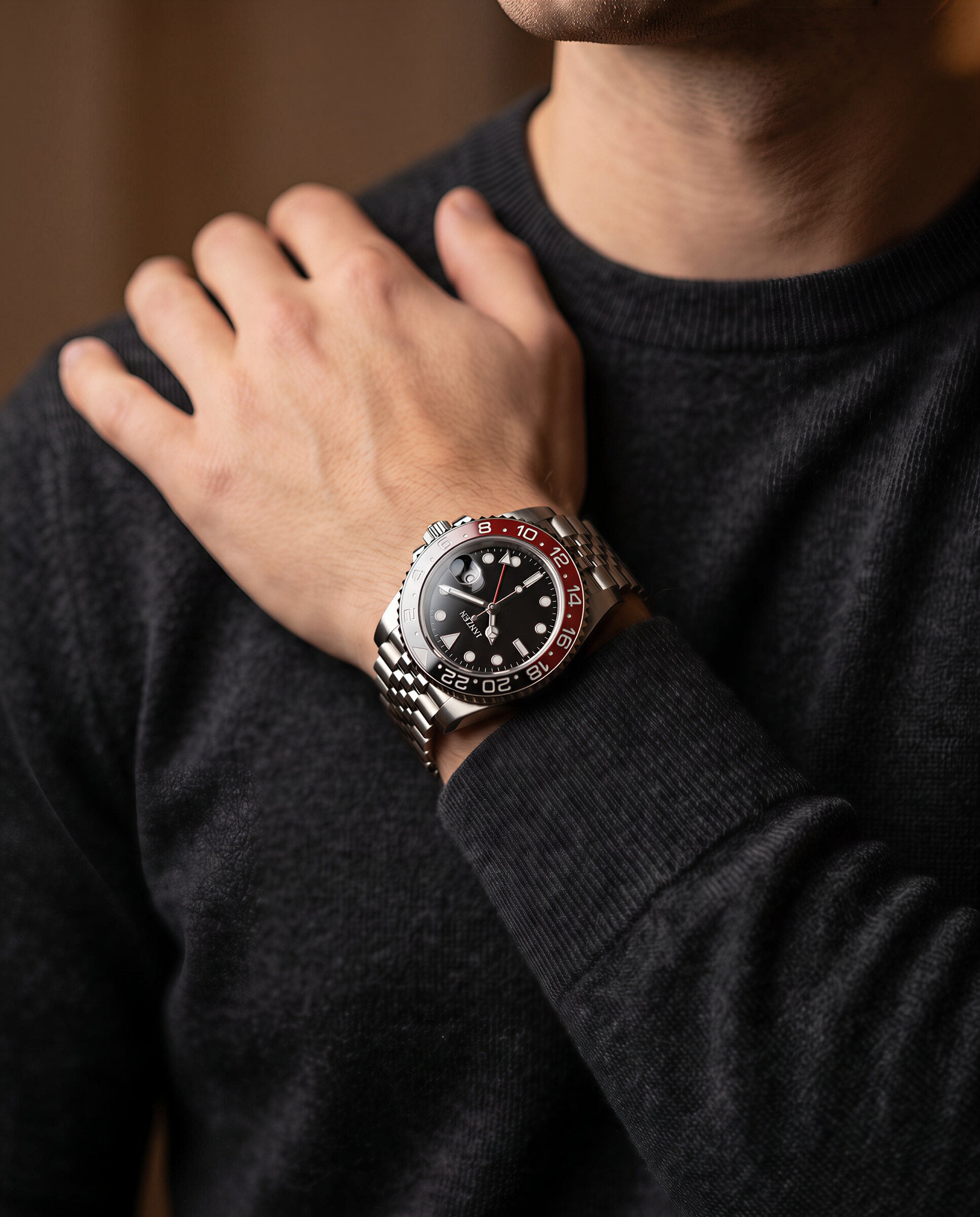 GMT-COLA — Wristshot Schulterblick (web)