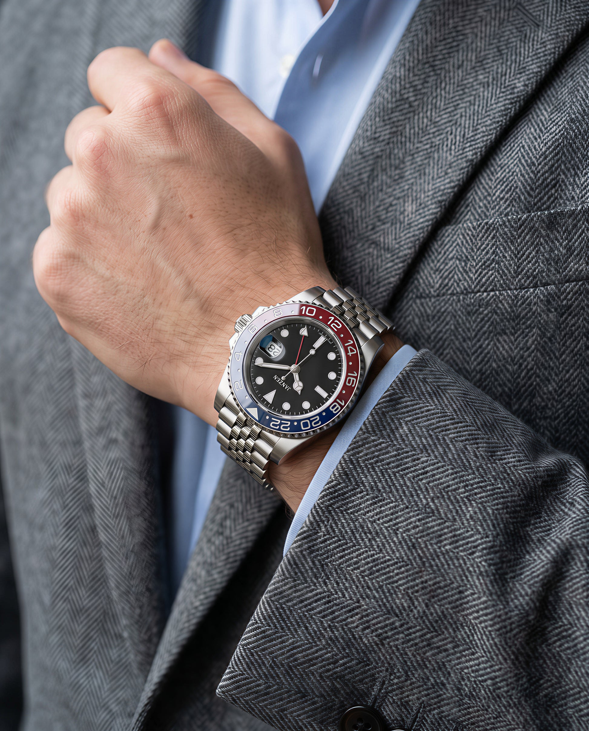 GMT-PEPSI — Wristshot Grauer Anzug