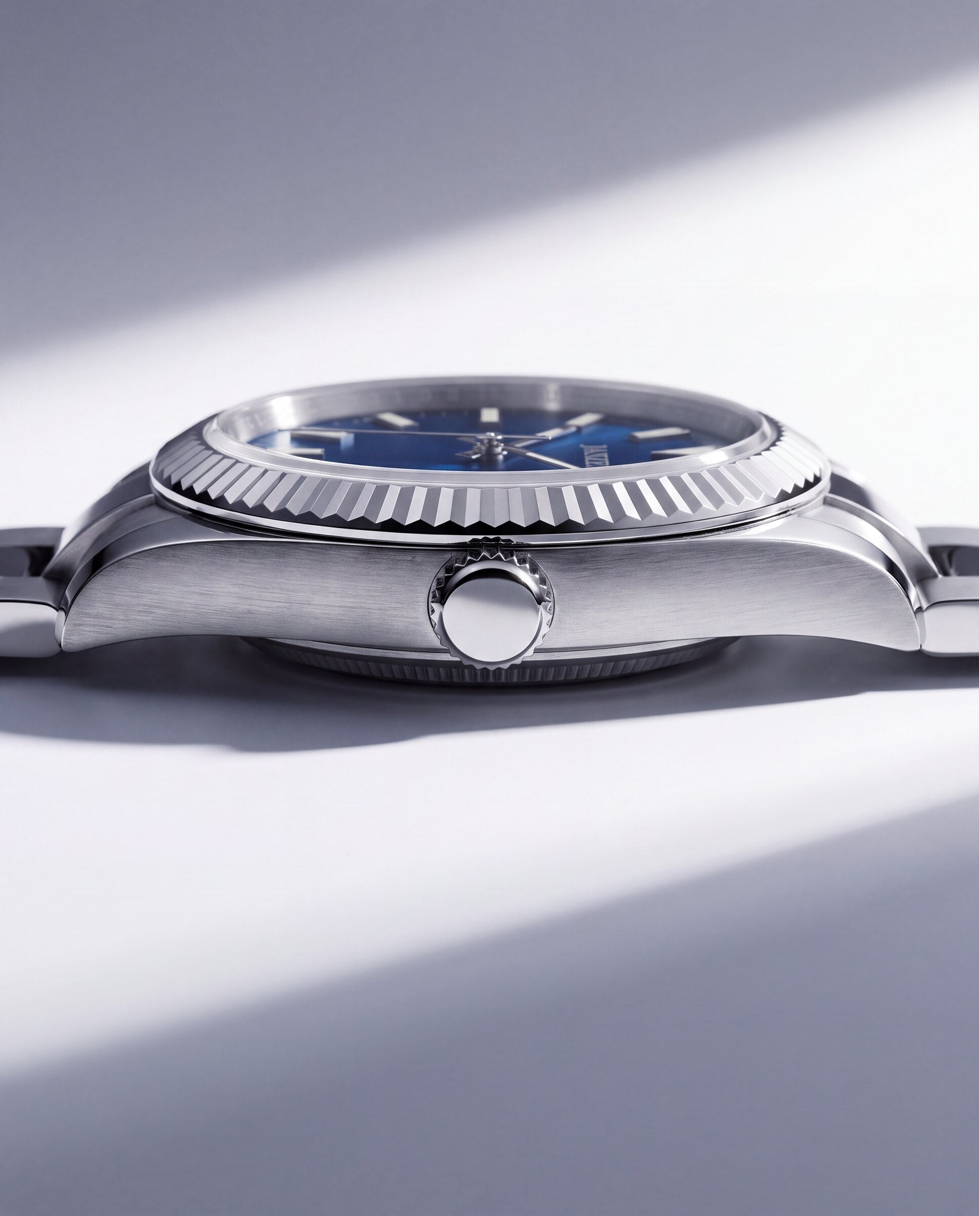 Datejust Oyster - Avantgarde - 40mm Blau - Gehaeuse von der Seite, Blick auf die Krone (web)