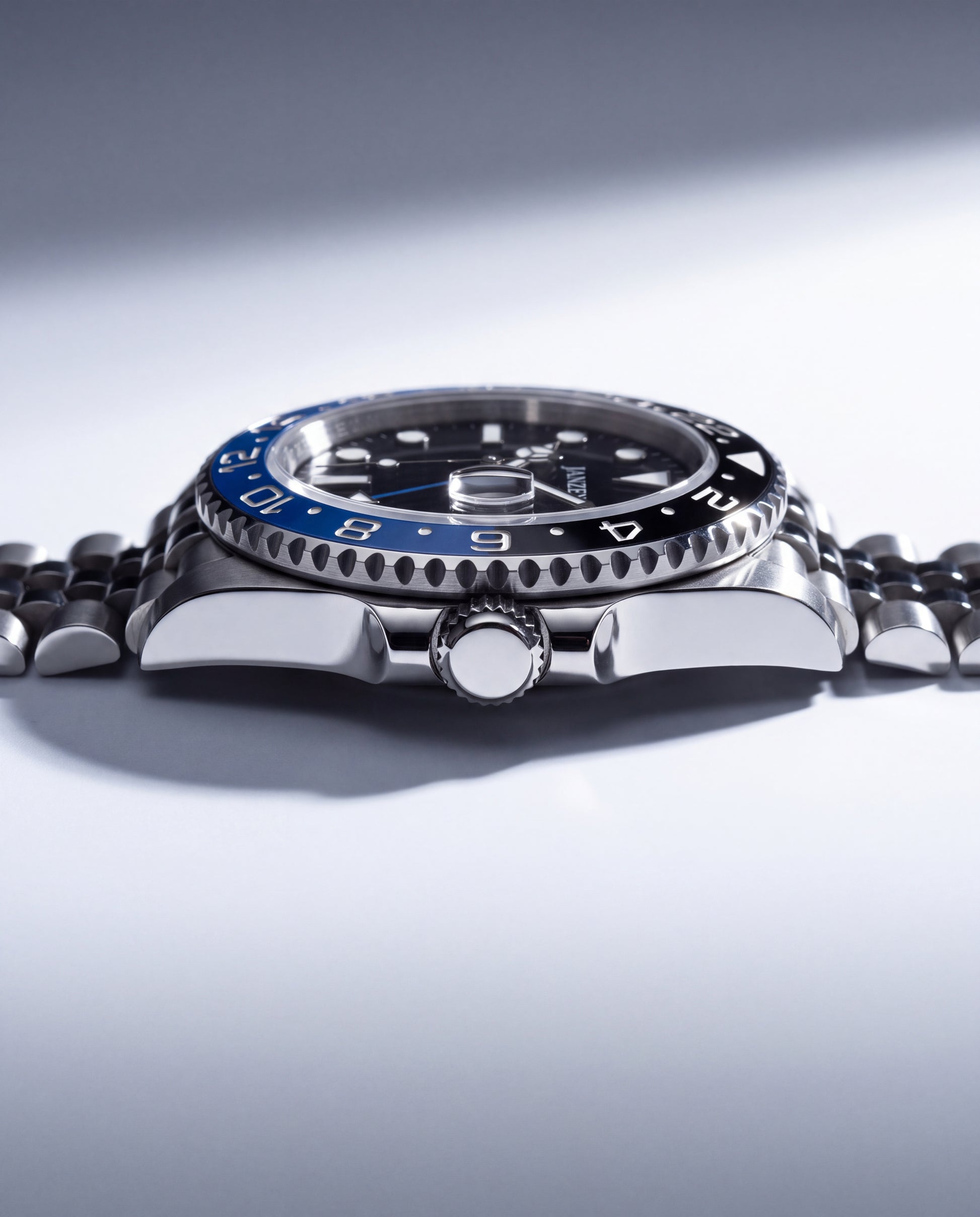 GMT-BATMAN - Gehaeuse von der Seite, Blick auf die Krone