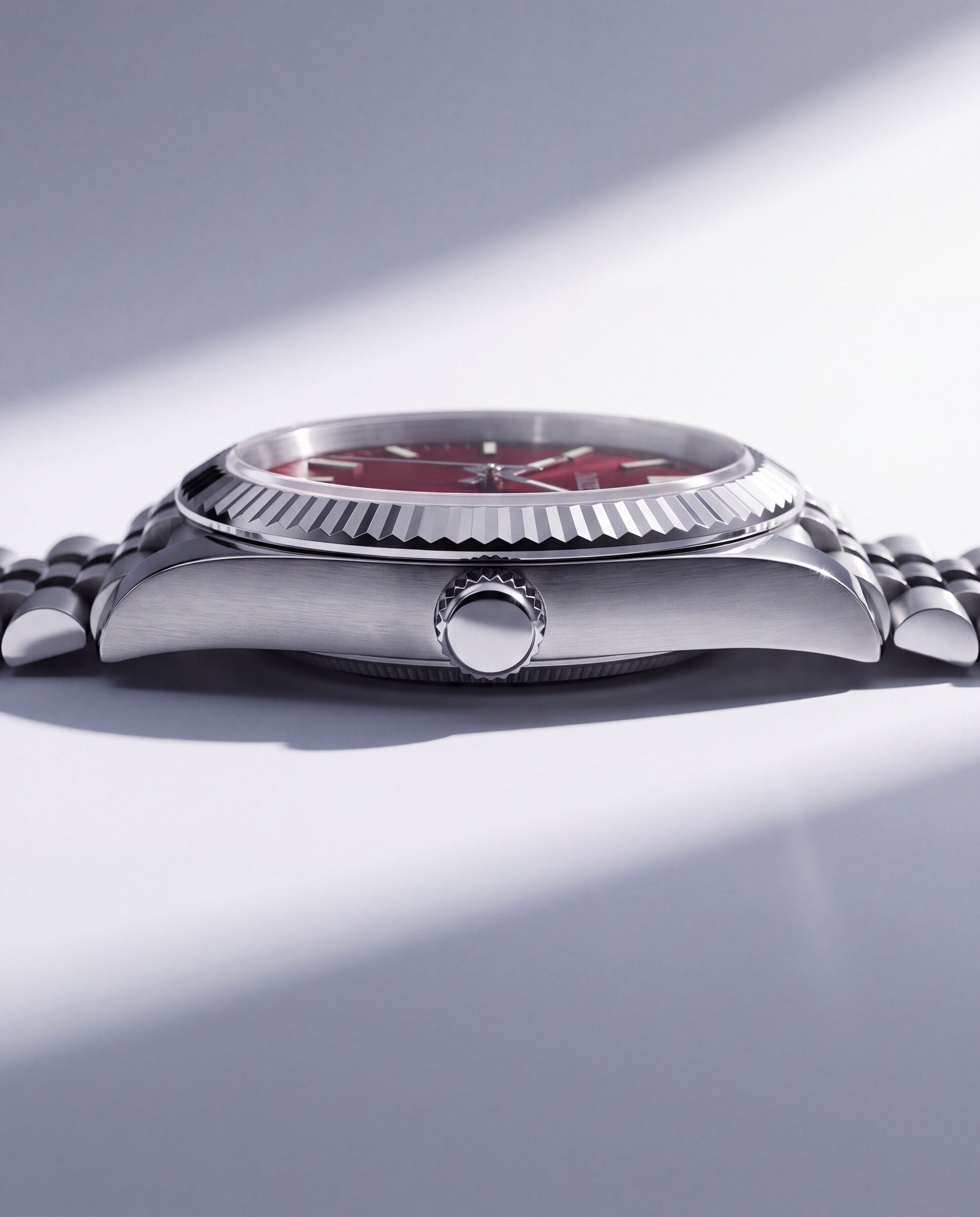 Datejust Jubilee - Sport - 40mm - Rubinrot - Gehaeuse von der Seite, Blick auf die Krone (web)