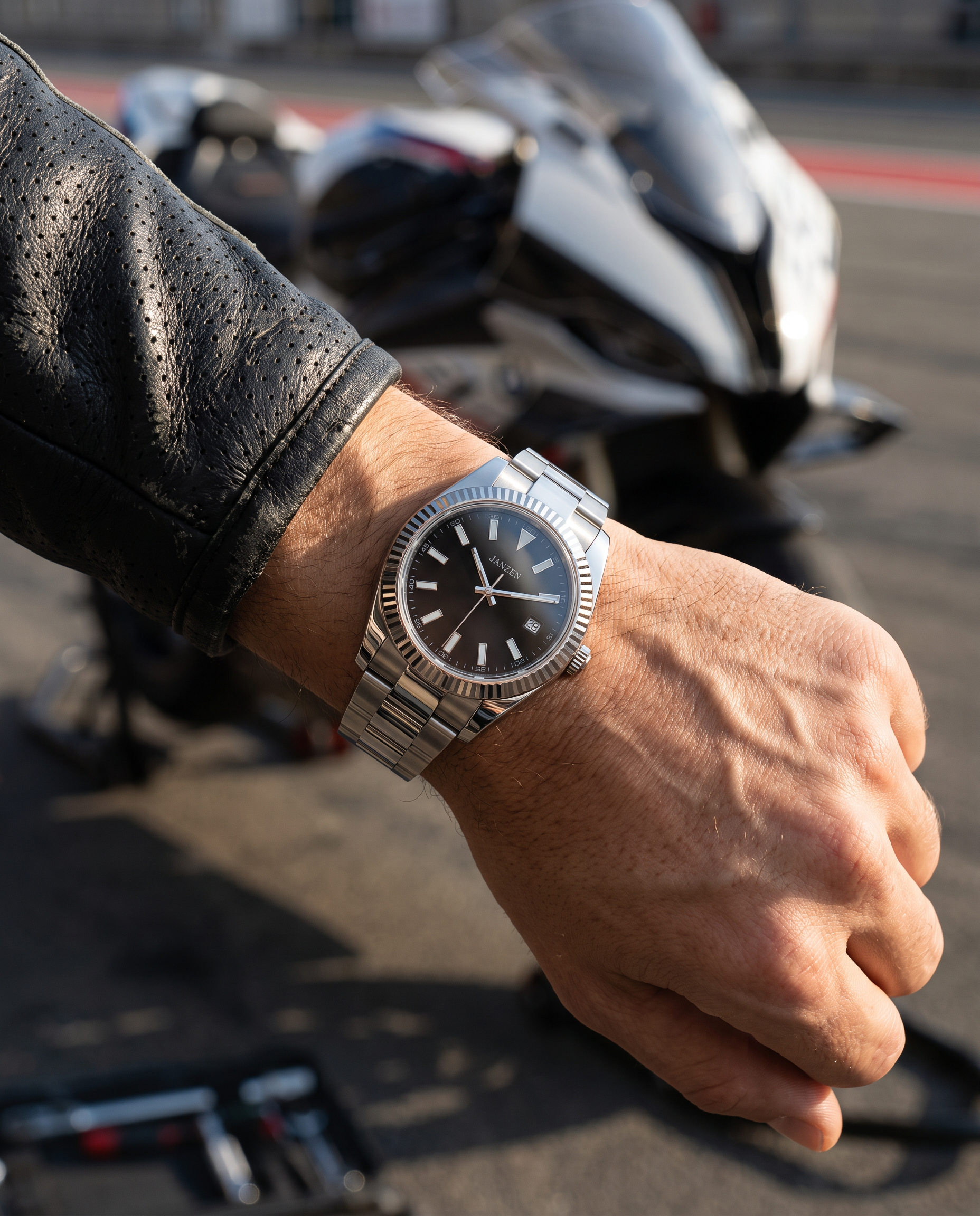 Oyster Avantgarde 40mm Schwarz am Handgelenk, Motorradsport